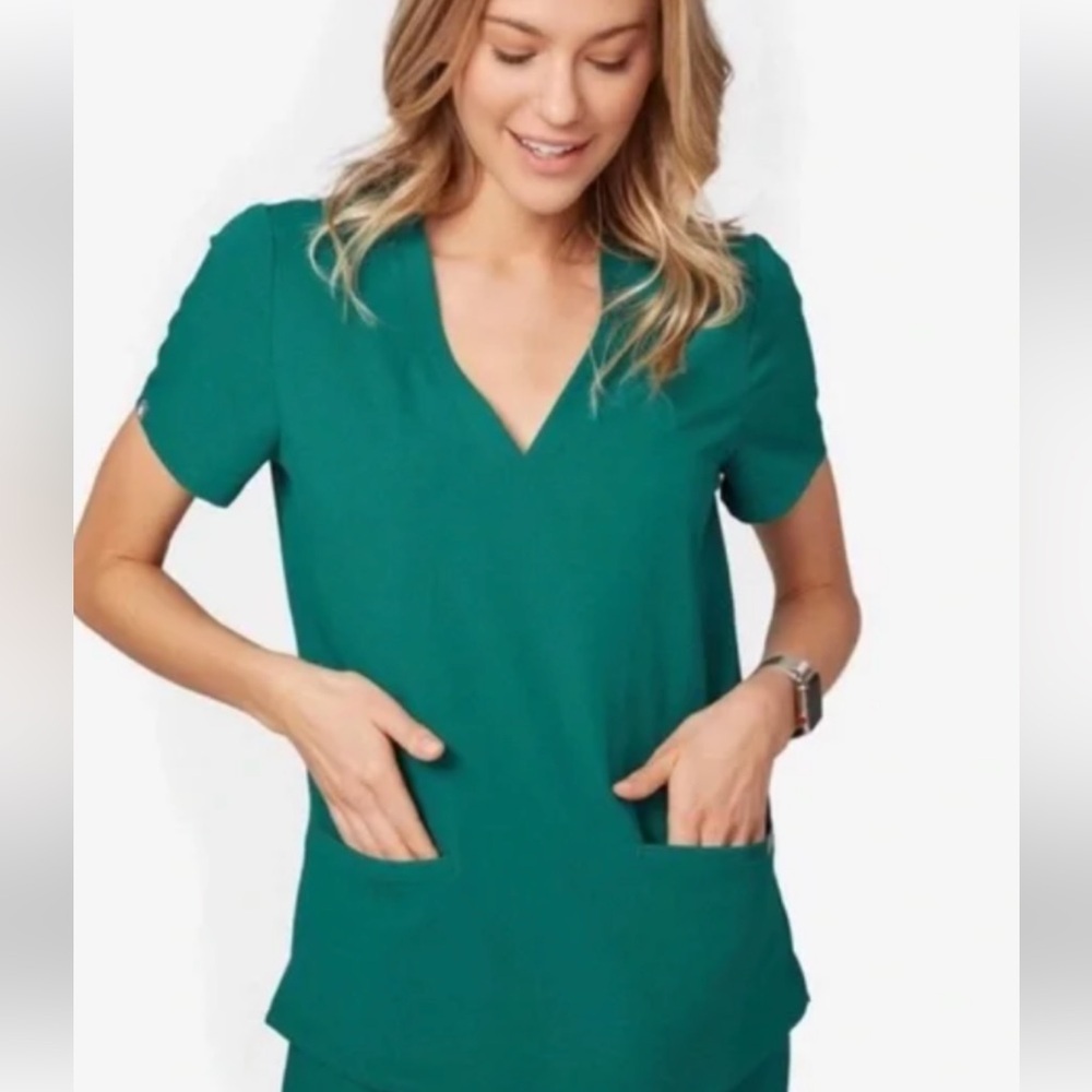 Figs Casma Three Pocket Scrub Top small nurse workwear hospital